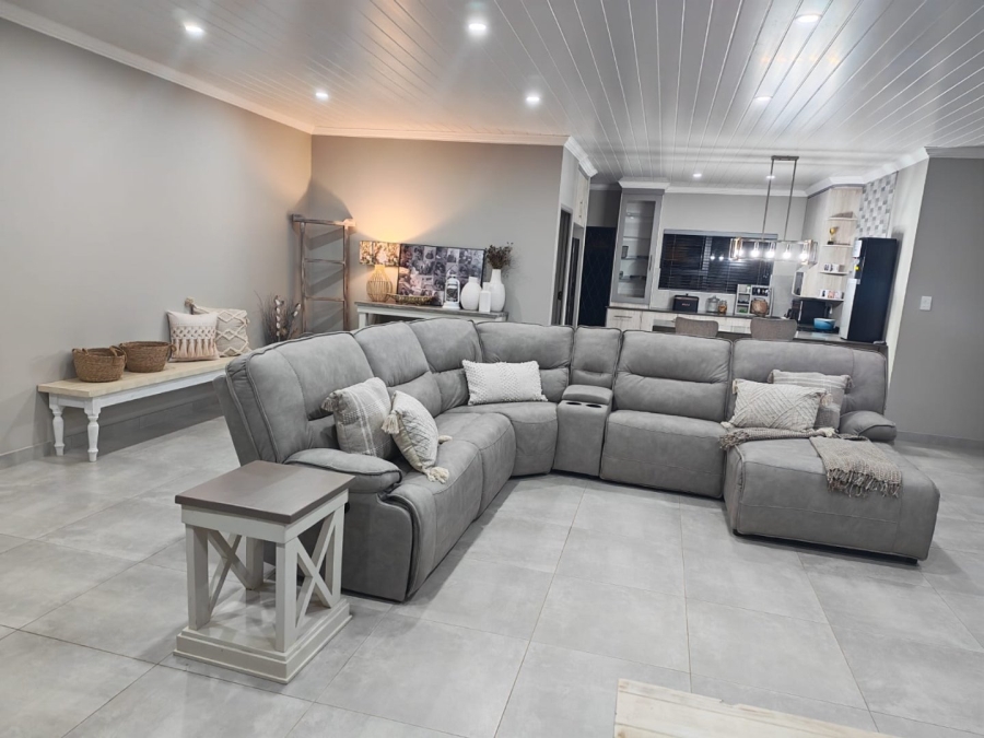 To Let 3 Bedroom Property for Rent in Flamwood North West